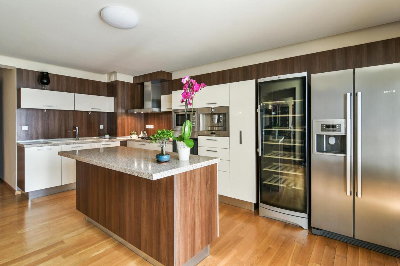 Central Flat With Monster Living Room Varna Bagian luar foto